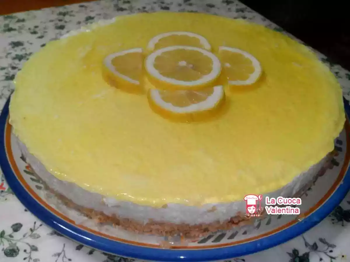 Torta con fondo biscottato farcita con panna e gelatina al limone - foto 2