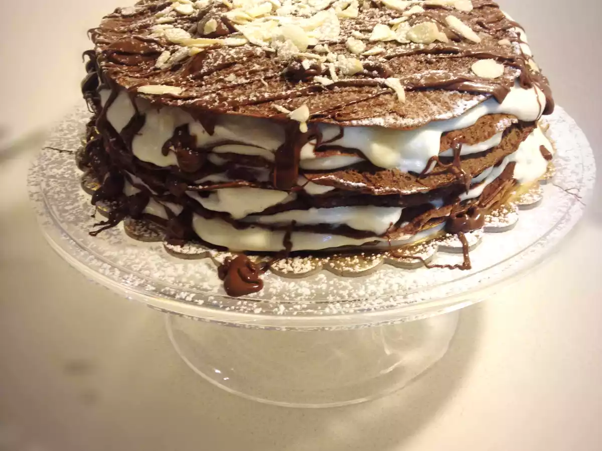 Torta di crepes al cacao con crema diplomatica, la golosissima ricetta senza glutine
