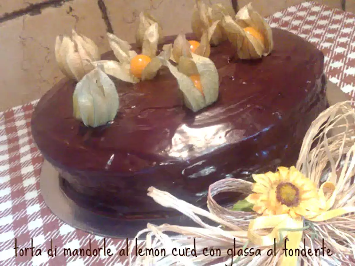 TORTA DI MANDORLE AL LEMON CURD CON GLASSA AL FONDENTE