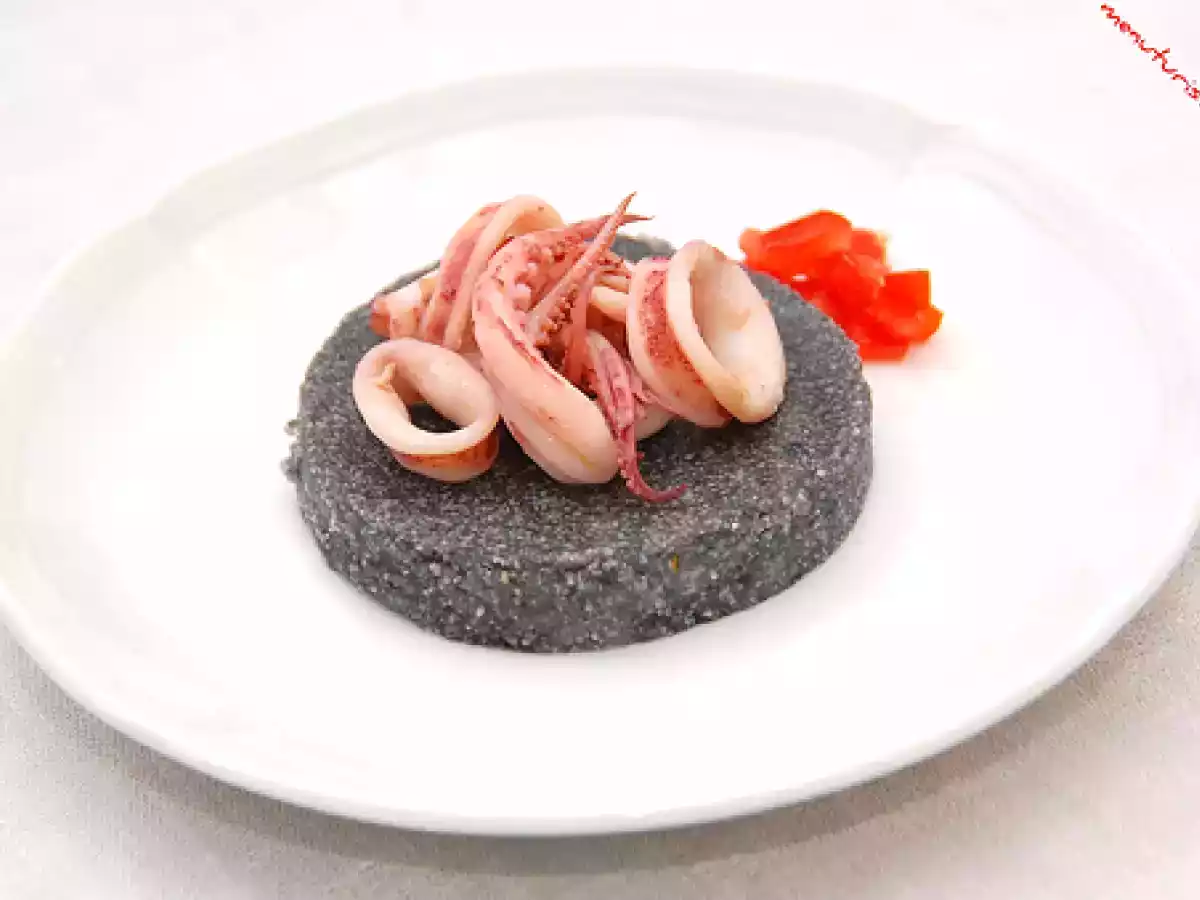 Torta di polenta nera con calamaretti (E. Knam) - foto 2