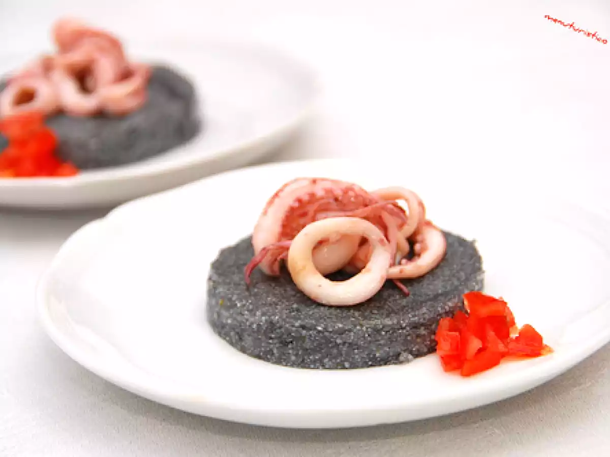 Torta di polenta nera con calamaretti (E. Knam) - foto 3