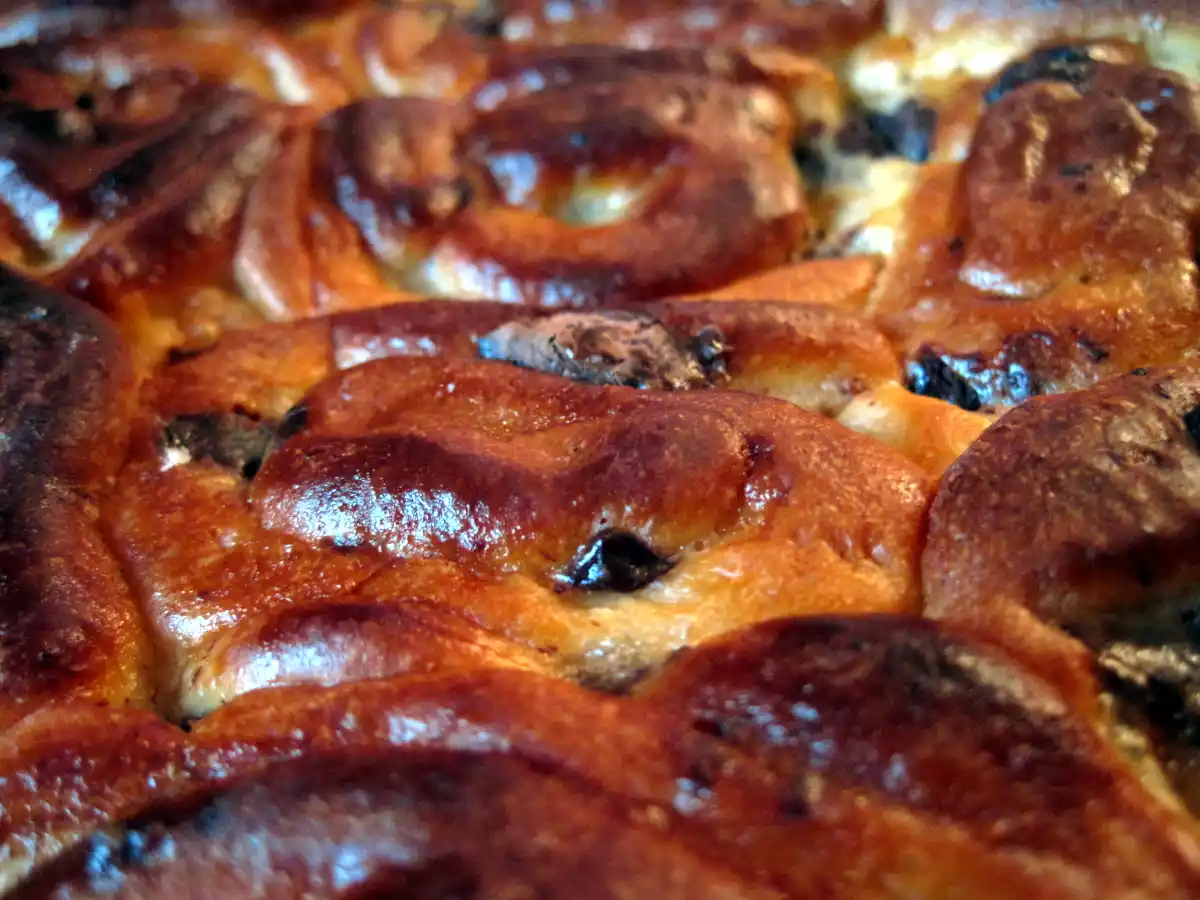 Torta di rose con crema pasticcera e gocce di cioccolato - foto 2