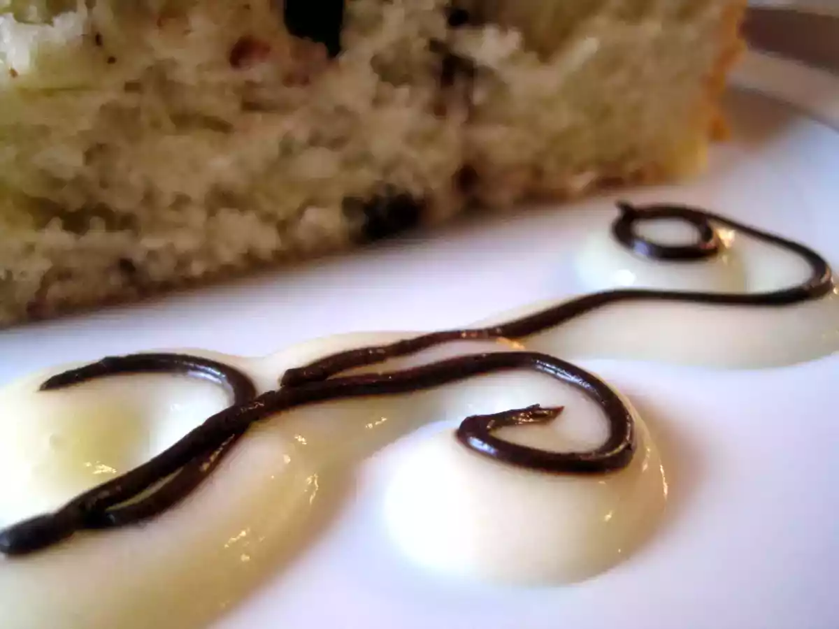 Torta di rose con crema pasticcera e gocce di cioccolato - foto 8