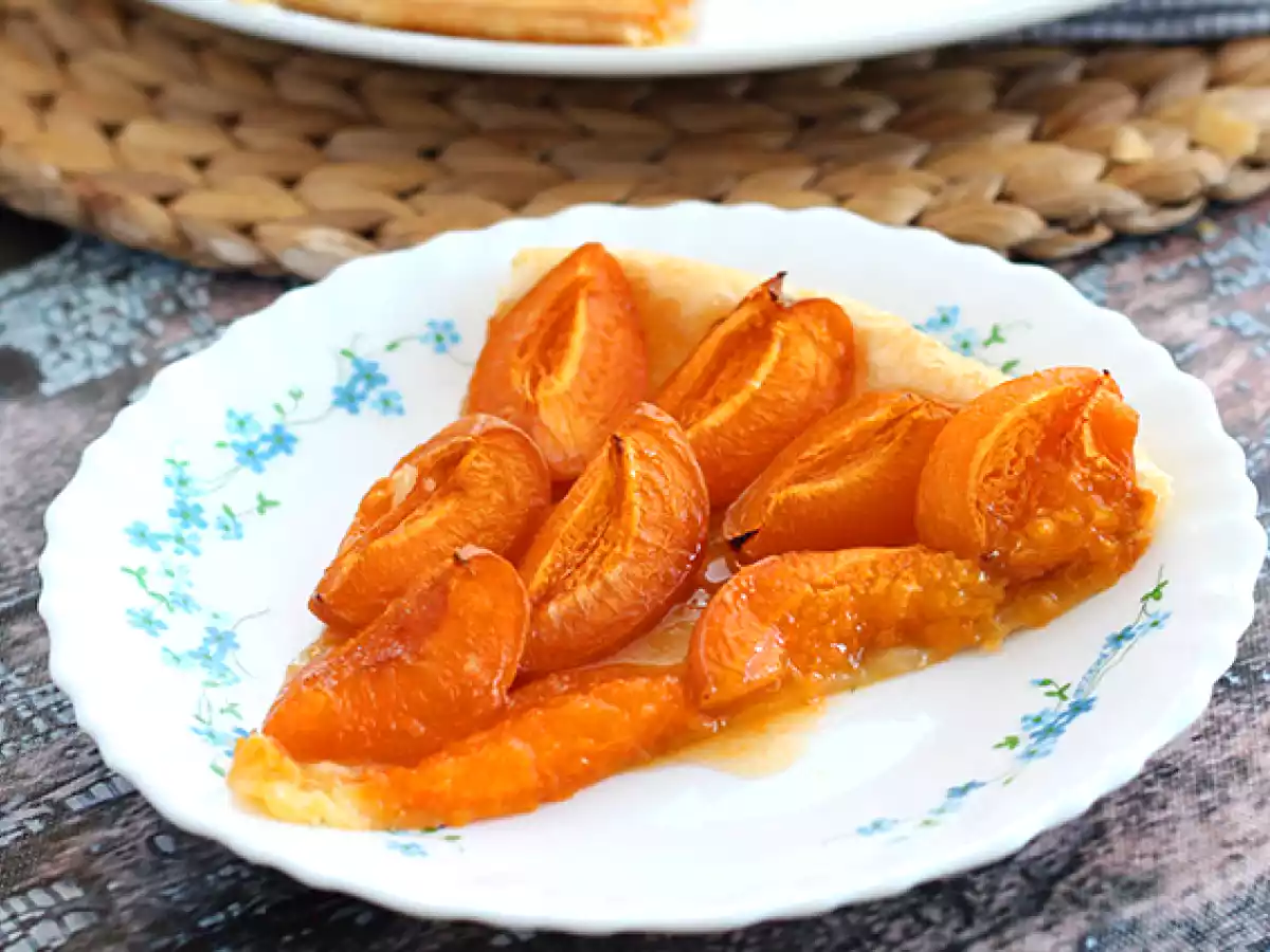 Torta sfogliata con albicocche fresche - foto 3