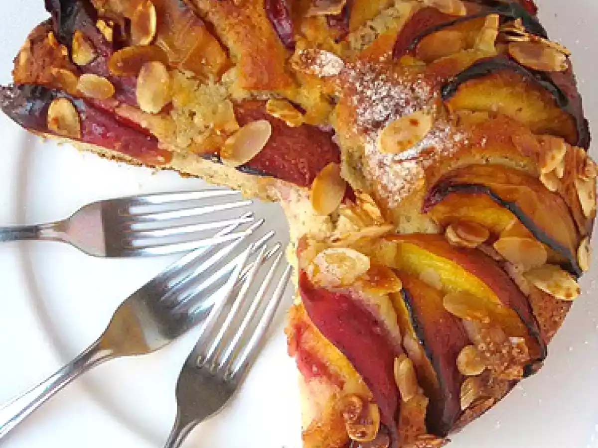 Torta soffice con pesche e mandorle