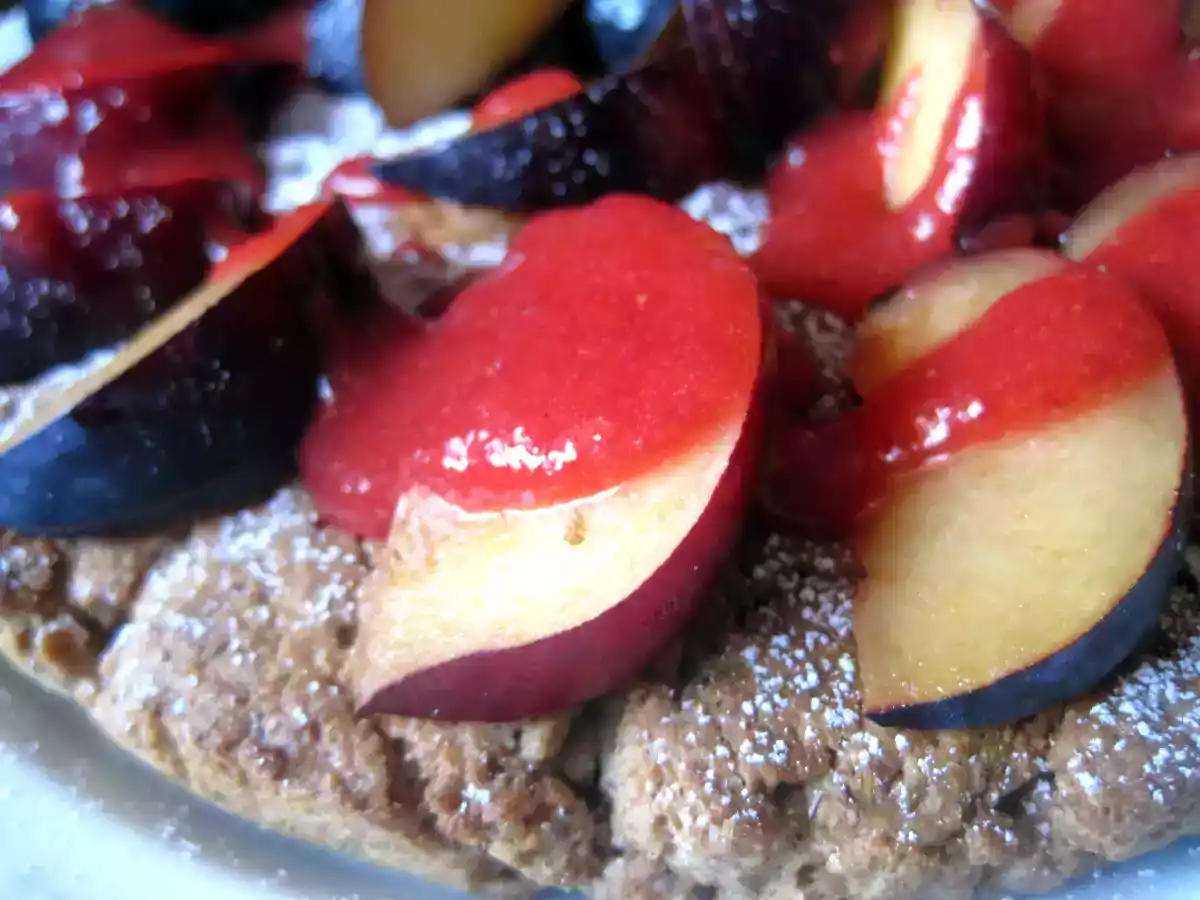 Torta Vegan di susine e fragole - foto 2