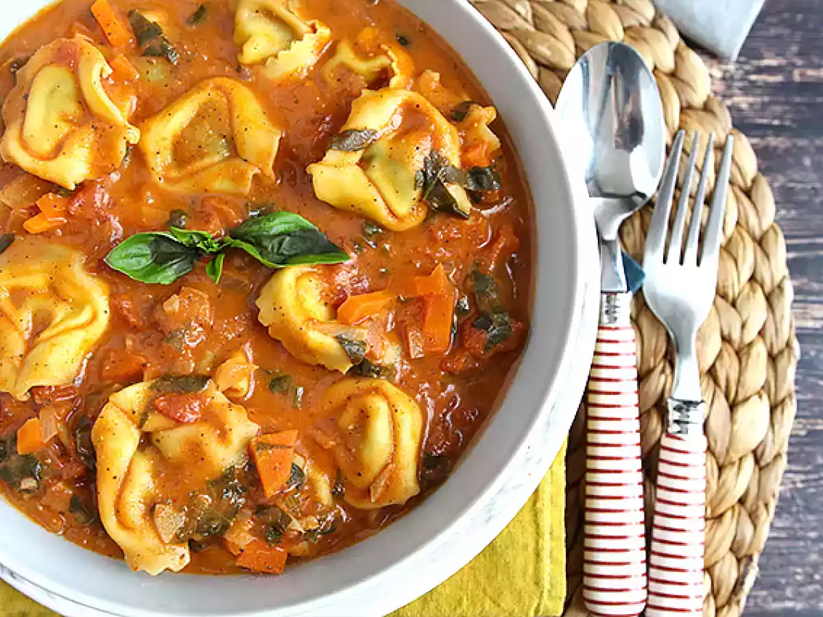 Tortellini in brodo aromatico di pomodoro