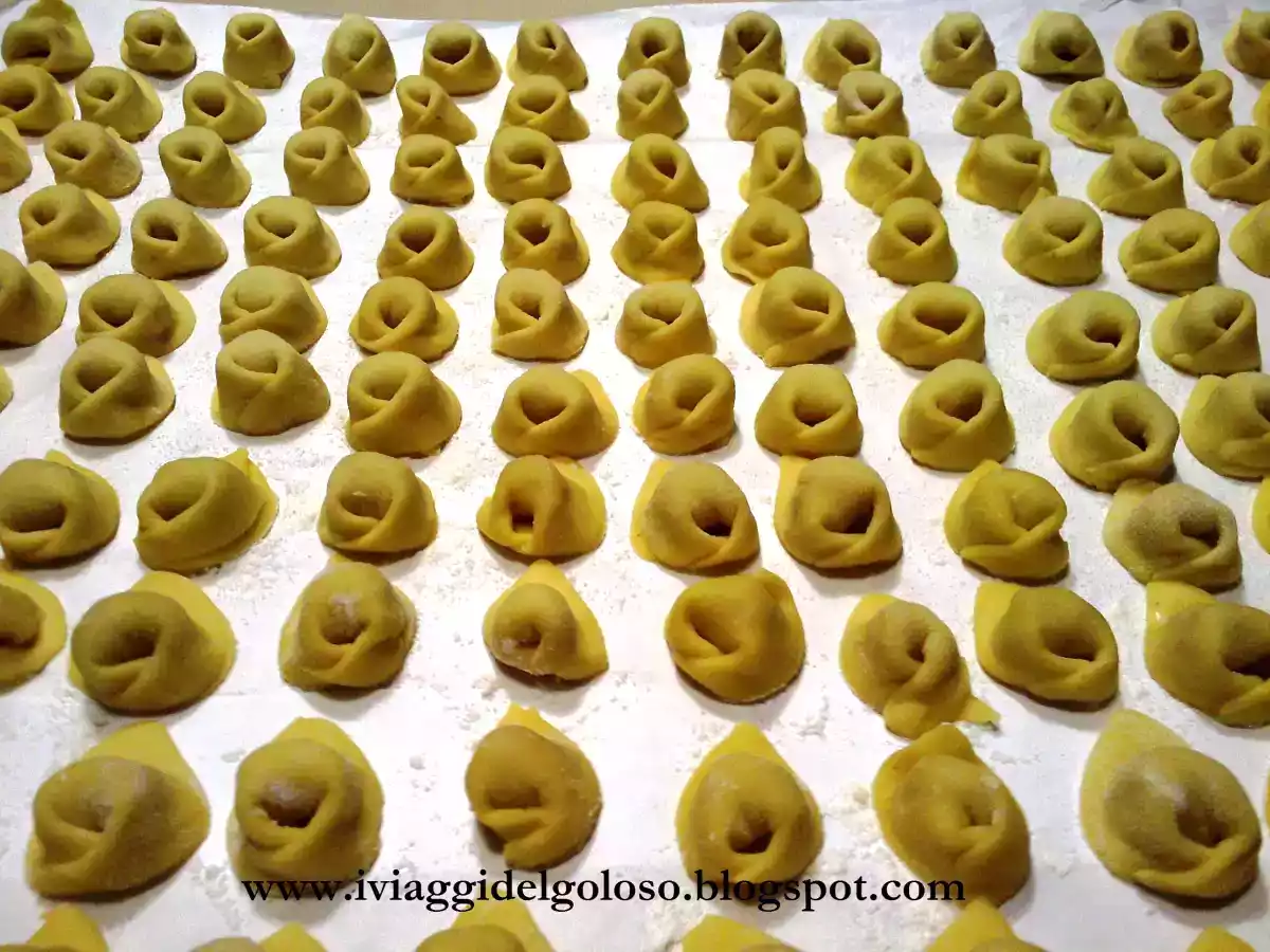 Tortellini in brodo, la ricetta tradizionale spiegata passo a passo - foto 2
