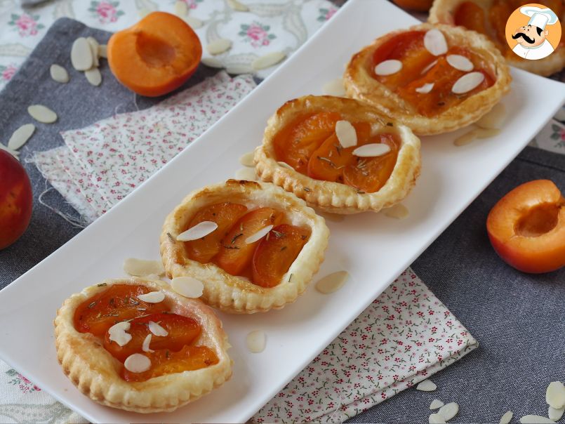 Tortine di sfoglia alle albicocche, il dessert rapido con frutta fresca!