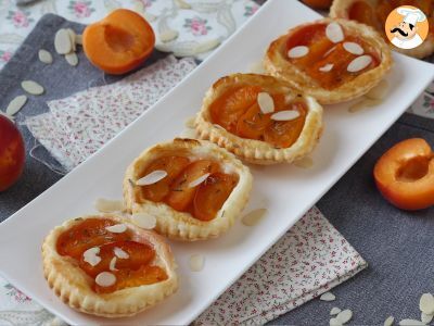 Tortine di sfoglia alle albicocche, il dessert rapido con frutta fresca!