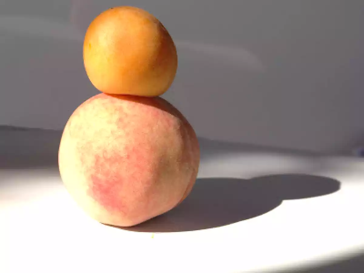 Tortino alla cannella con crema all'albicocca e pesche caramellate - foto 2