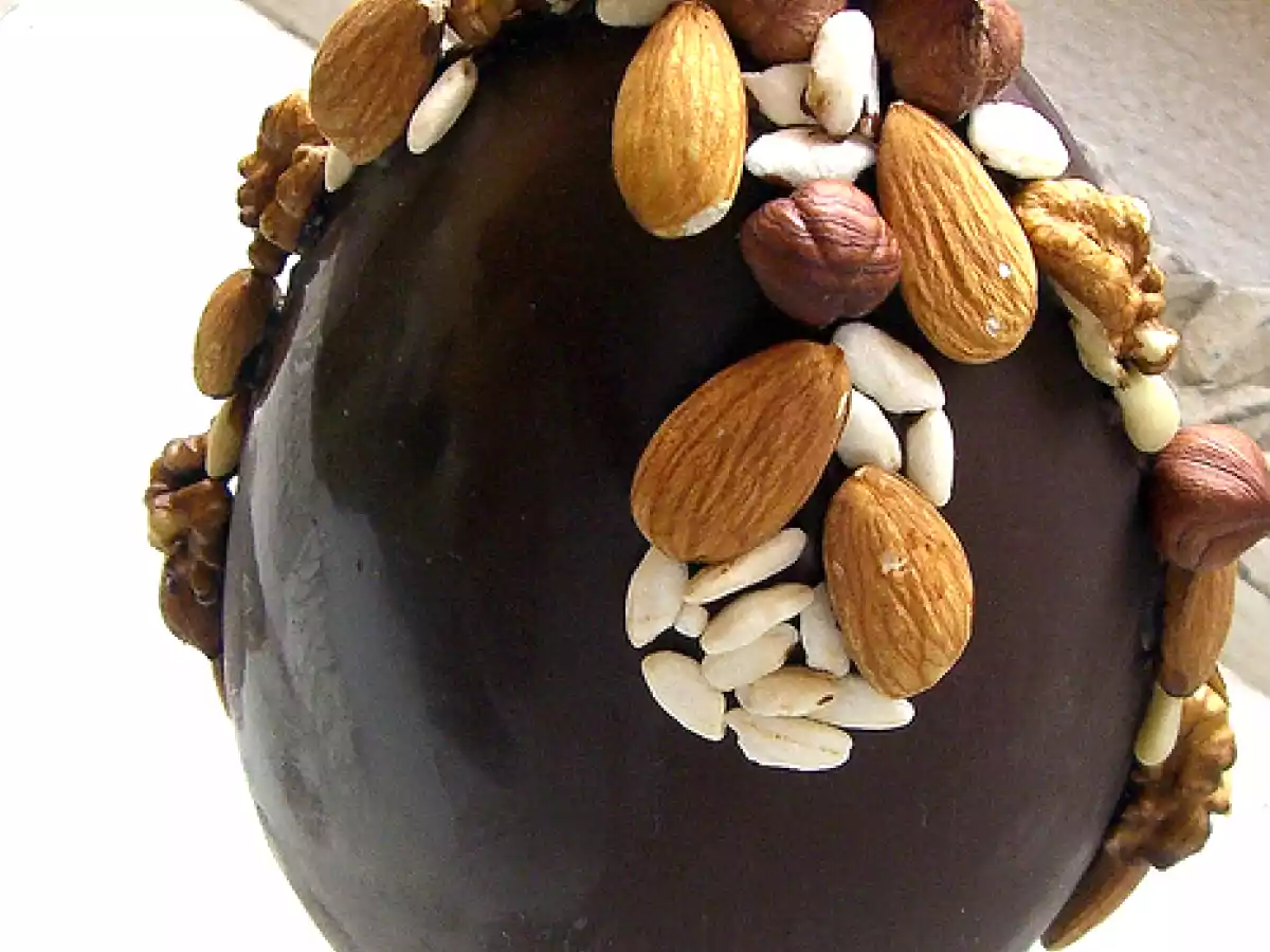 Uovo di Pasqua decorato con frutta secca e cereali