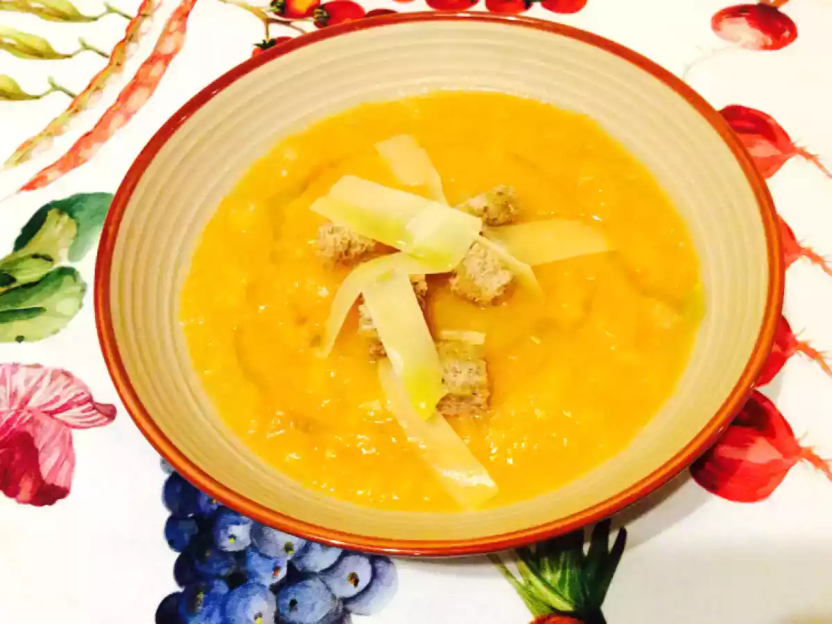 Vellutata di daikon, carote, patate e zucca con crostini croccanti e scaglie di grana