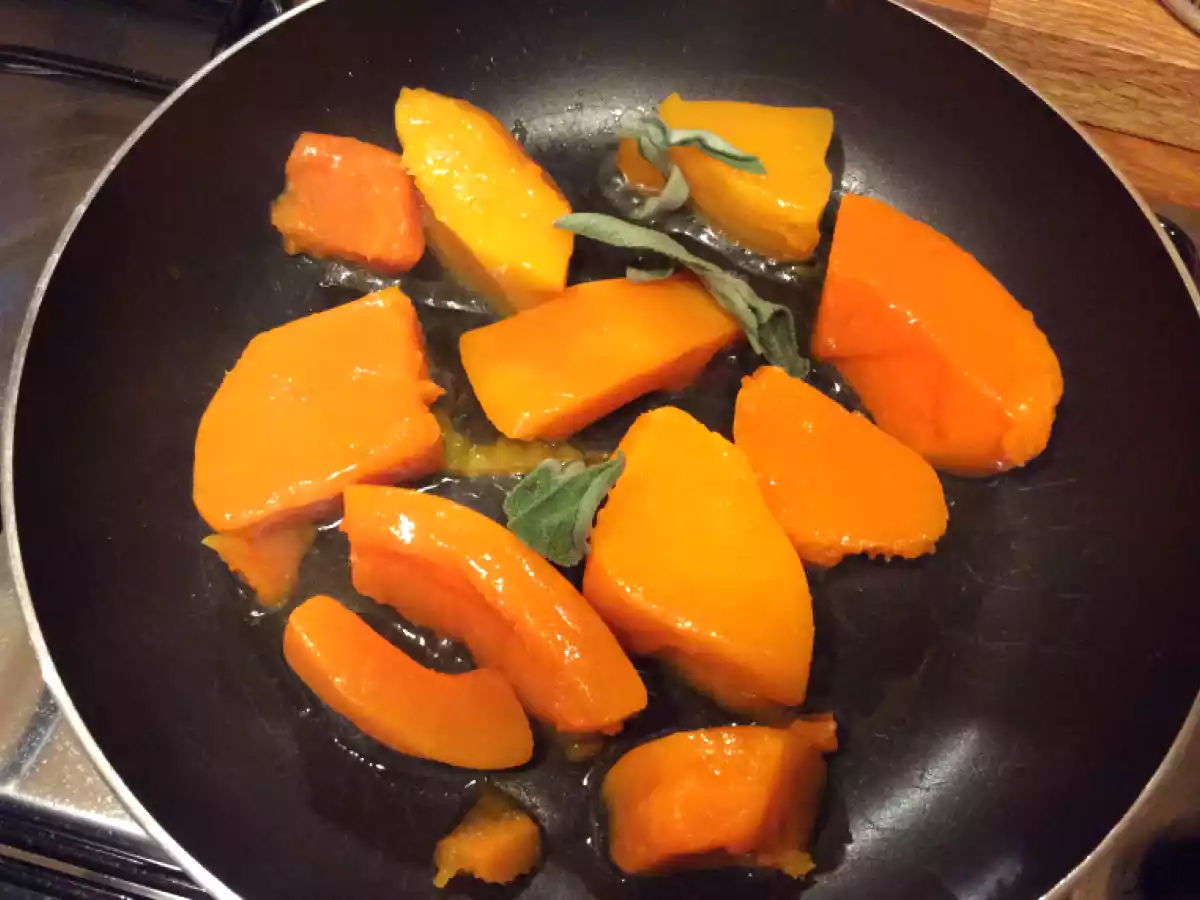 Vellutata di daikon, carote, patate e zucca con crostini croccanti e scaglie di grana - foto 5