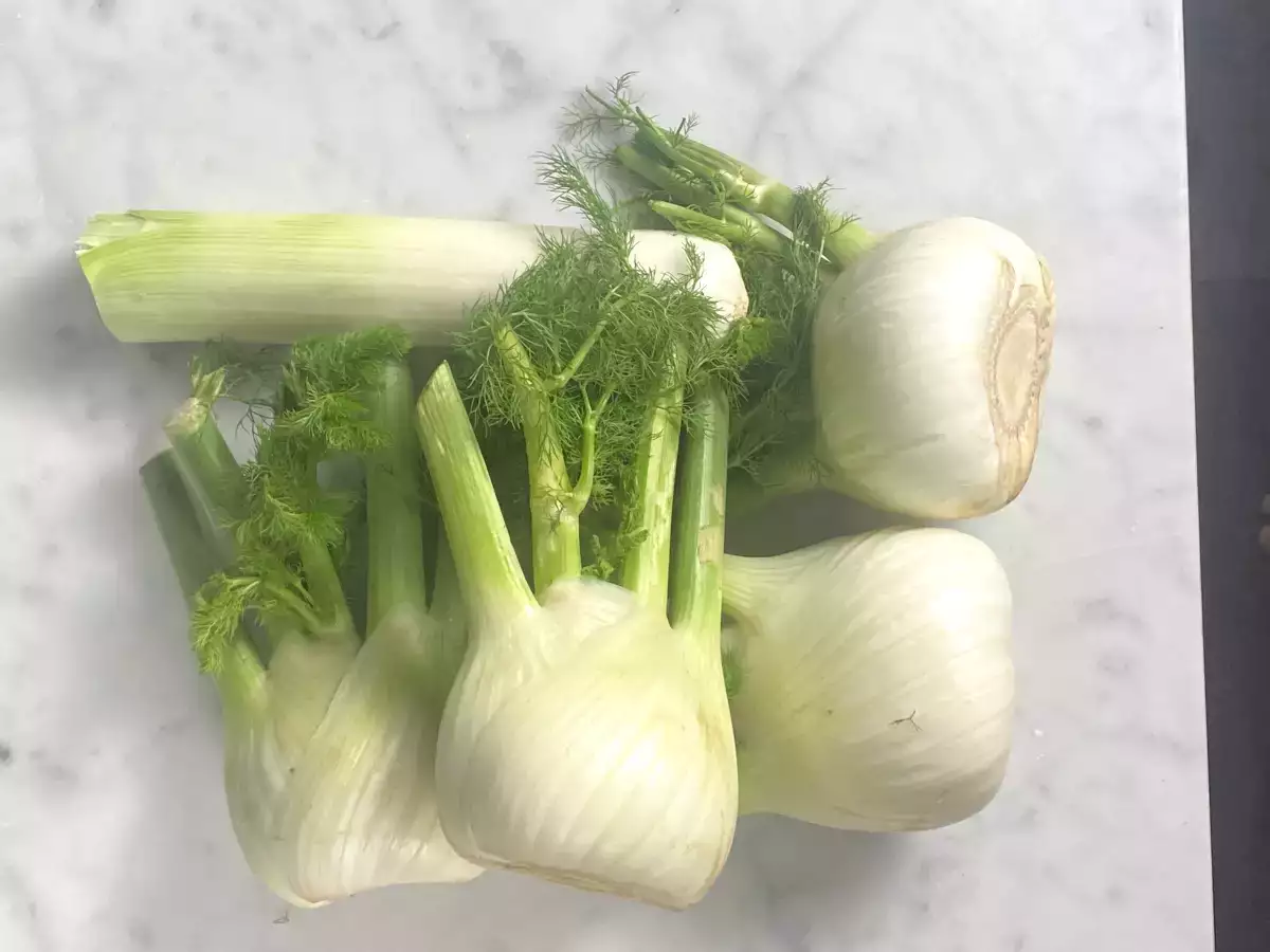 Vellutata di finocchi con mela e sesamo nero