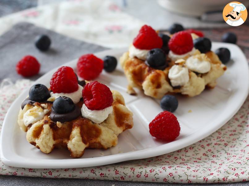 Waffle con frutta, cioccolato e crema al mascarpone