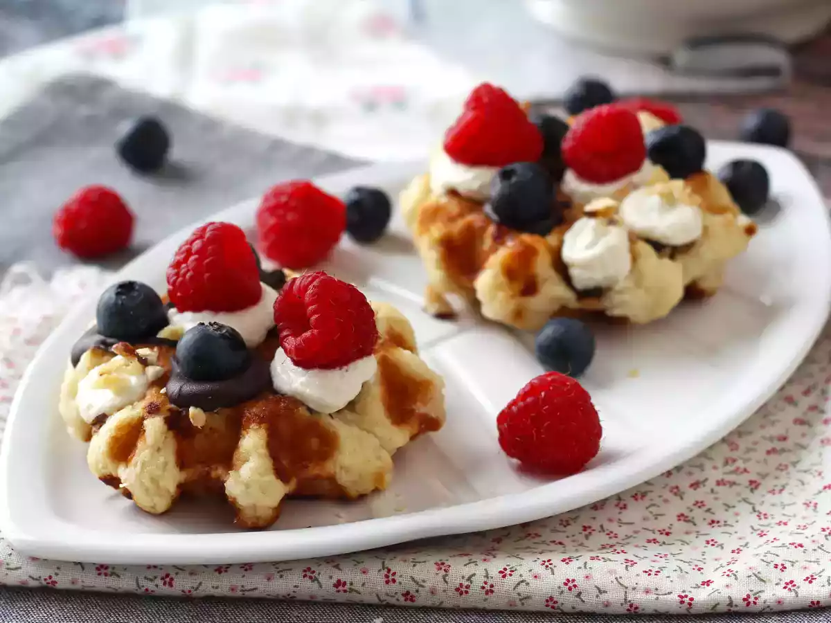 Waffle con frutta, cioccolato e crema al mascarpone
