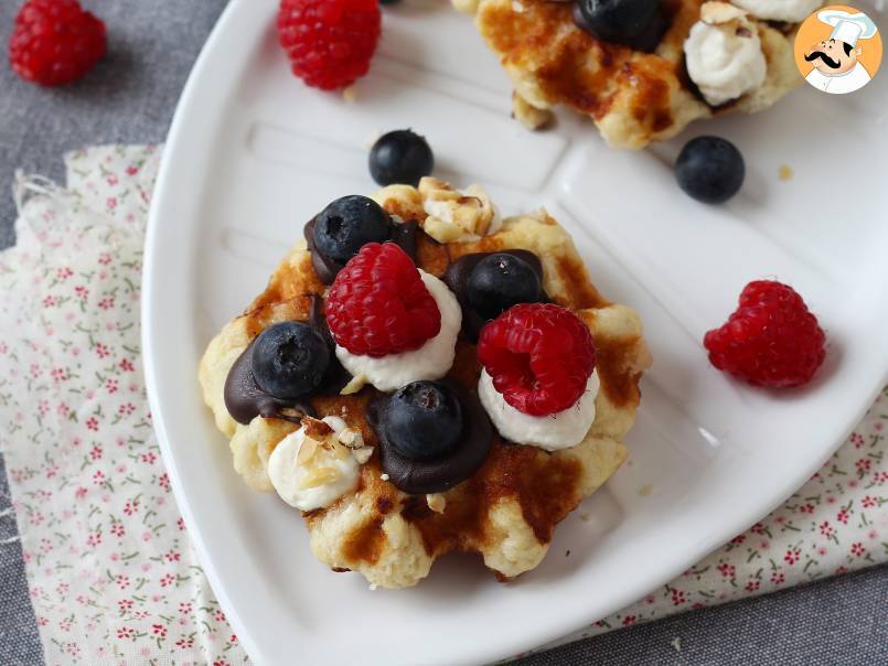 Waffle con frutta, cioccolato e crema al mascarpone - foto 2