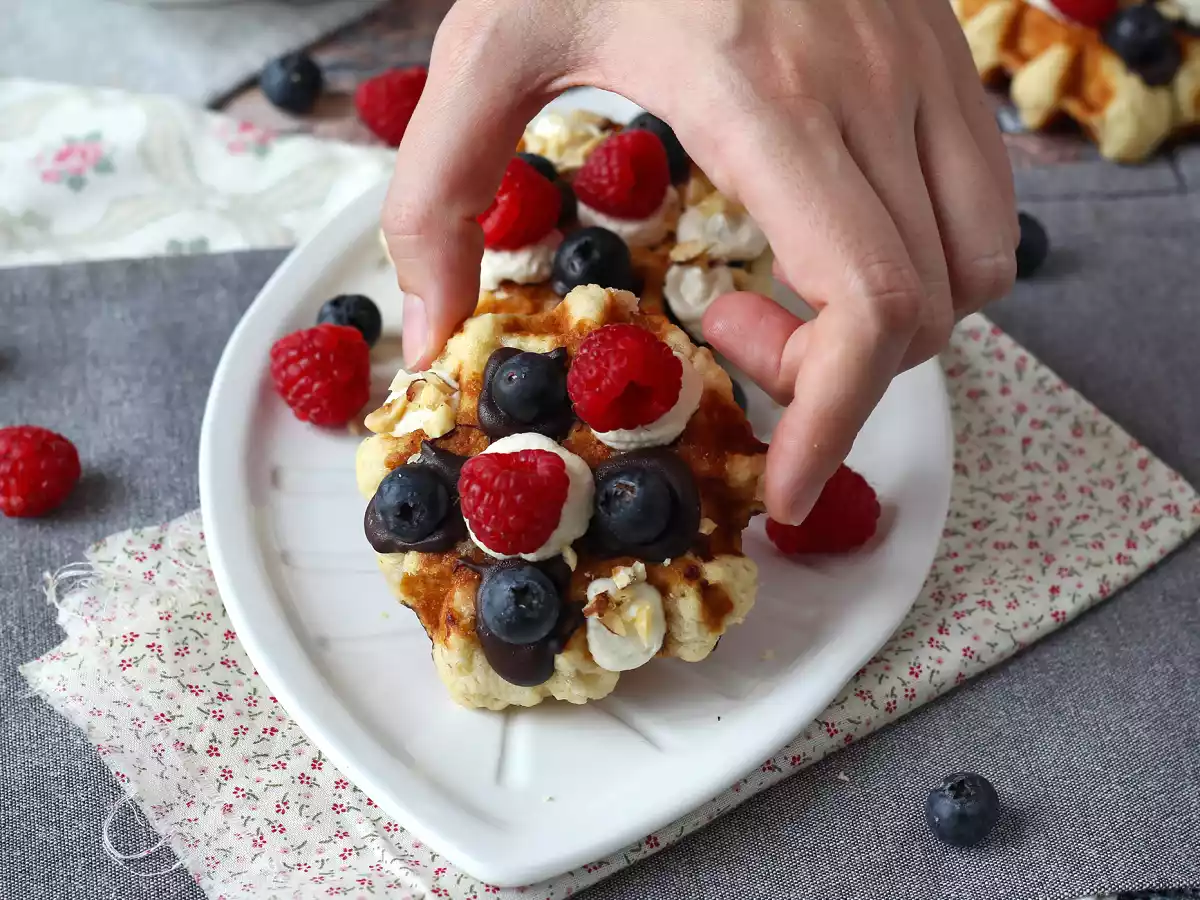 Waffle con frutta, cioccolato e crema al mascarpone - foto 4