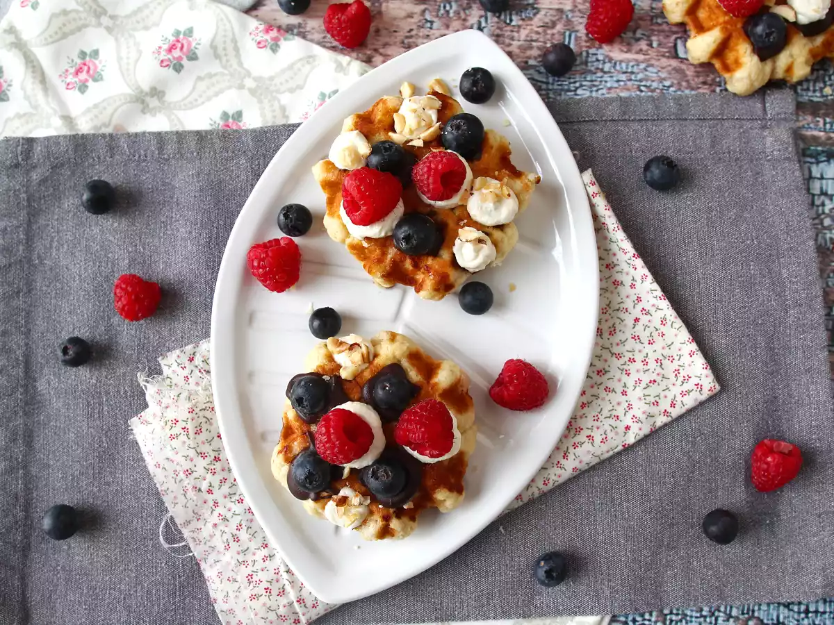 Waffle con frutta, cioccolato e crema al mascarpone - foto 5