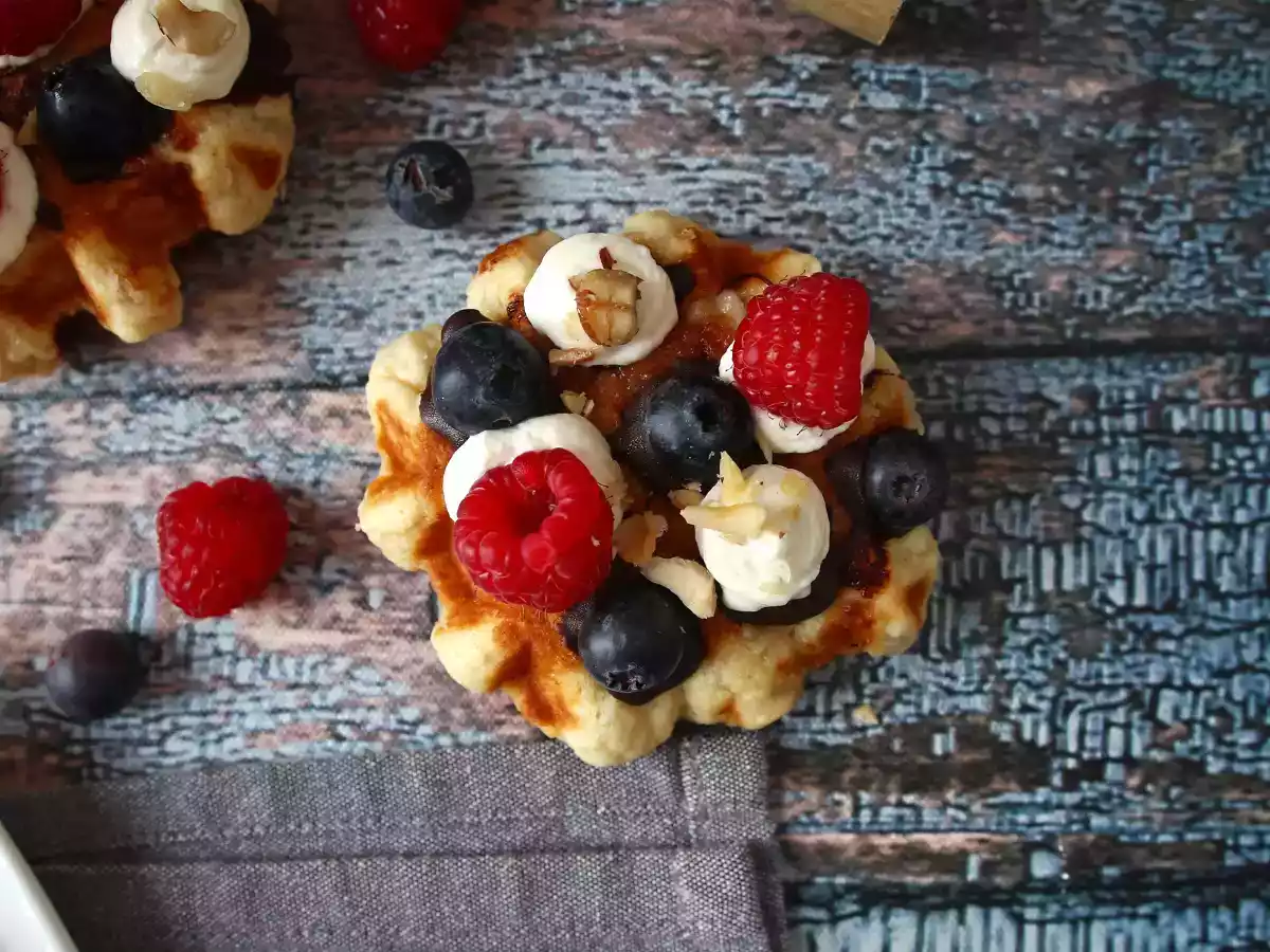 Waffle con frutta, cioccolato e crema al mascarpone - foto 8