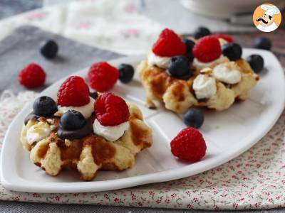 Waffle con frutta, cioccolato e crema al mascarpone