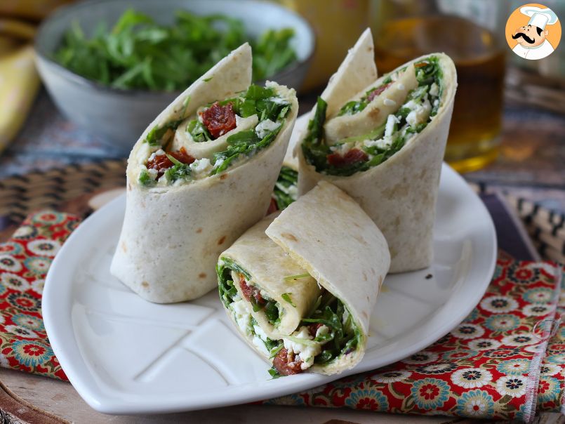 Wrap vegetariano con hummus, rucola, peperoni e feta