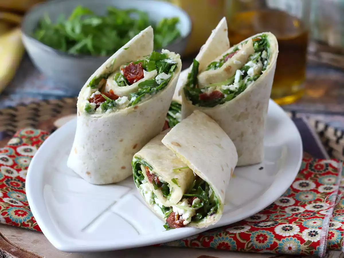 Wrap vegetariano con hummus, rucola, peperoni e feta