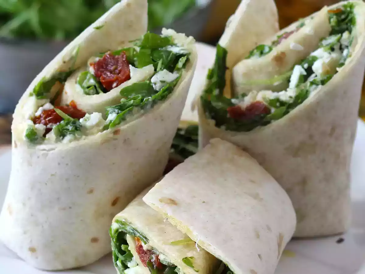 Wrap vegetariano con hummus, rucola, peperoni e feta - foto 2