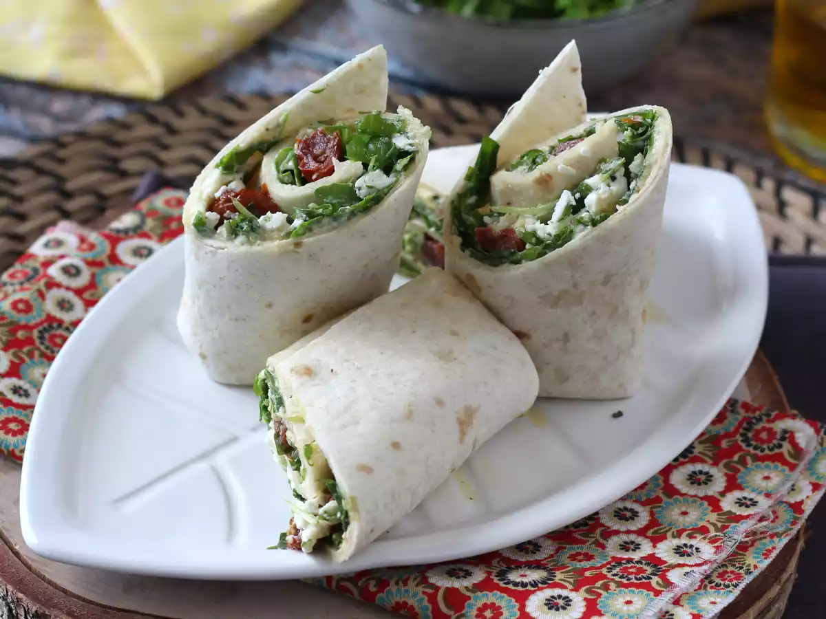 Wrap vegetariano con hummus, rucola, peperoni e feta - foto 3