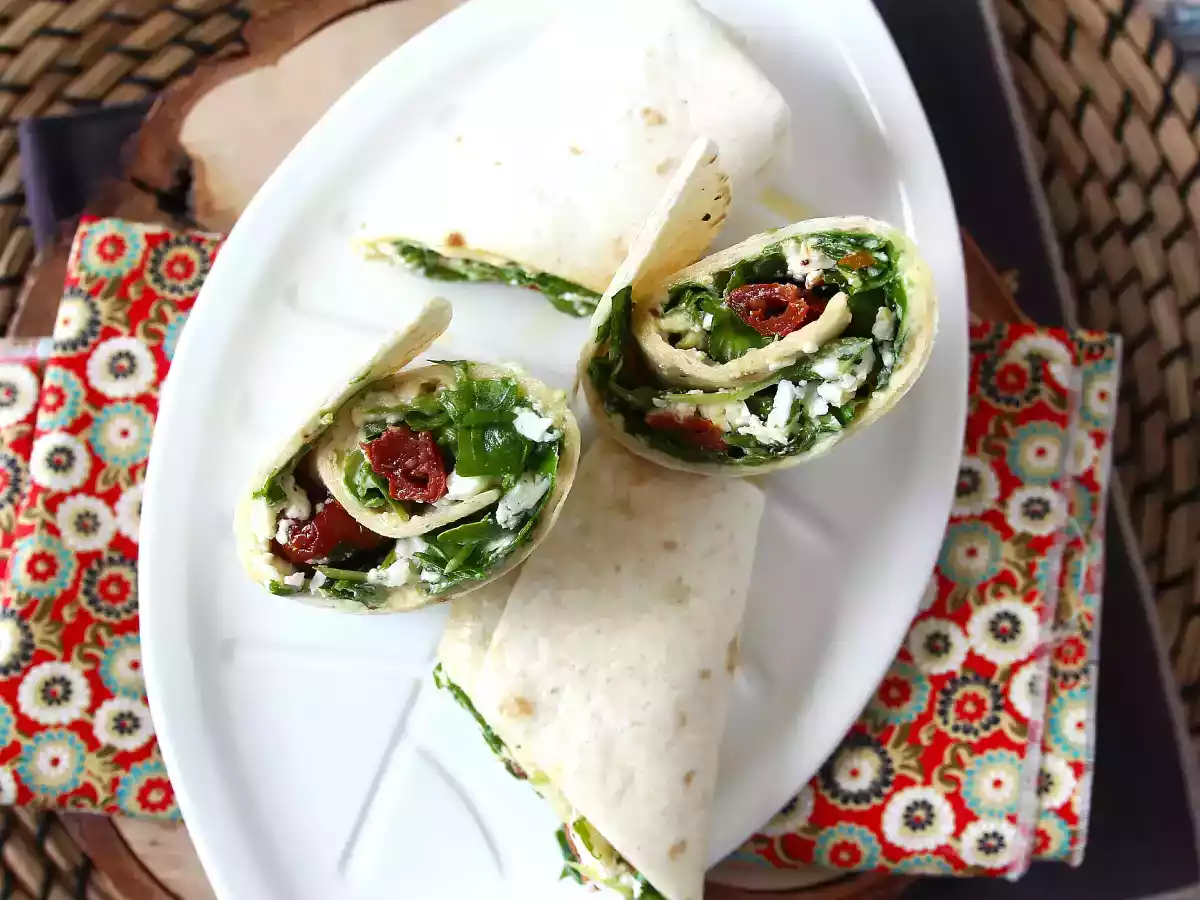 Wrap vegetariano con hummus, rucola, peperoni e feta - foto 4
