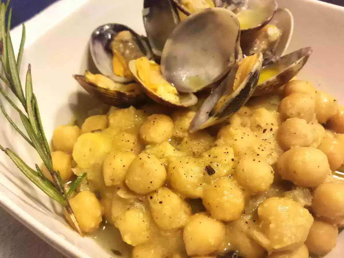 Zuppa di ceci e vongole al profumo di rosmarino