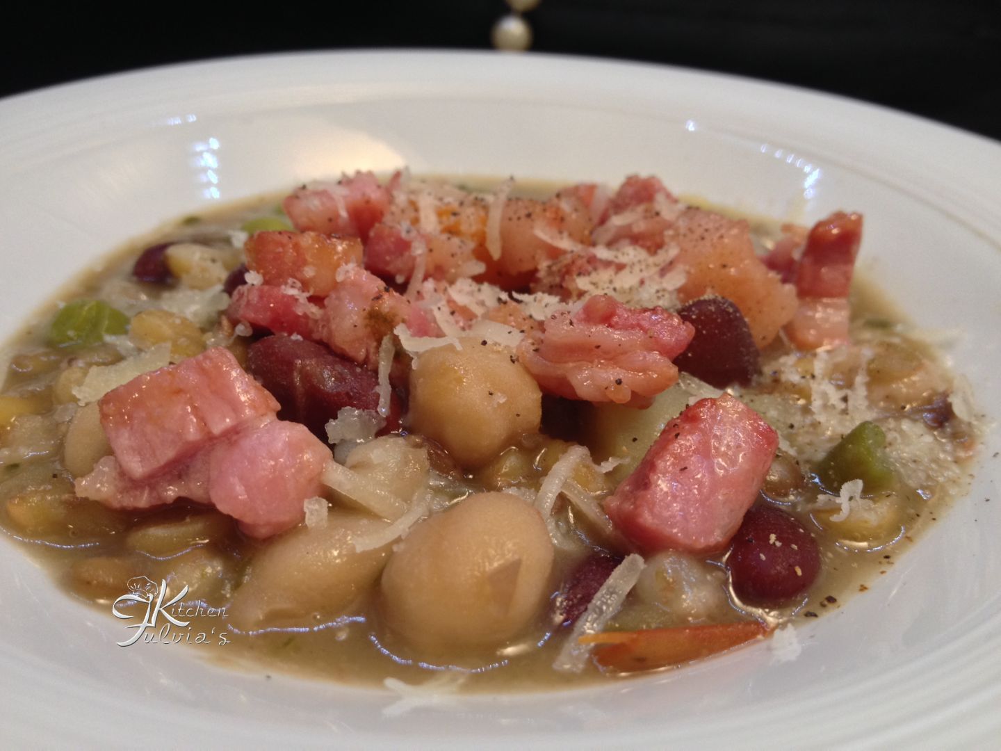 Zuppa di legumi e cereali con coriandoli di pancetta ...